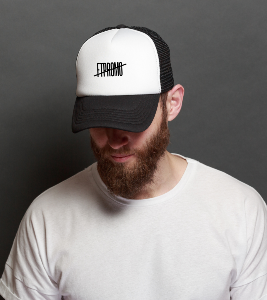 pessoa usando bone personalizado da ftpromo