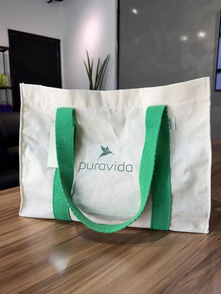 Ecobag personalizada sob a mesa