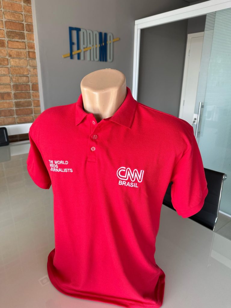 camiseta personalizada em cima da mesa